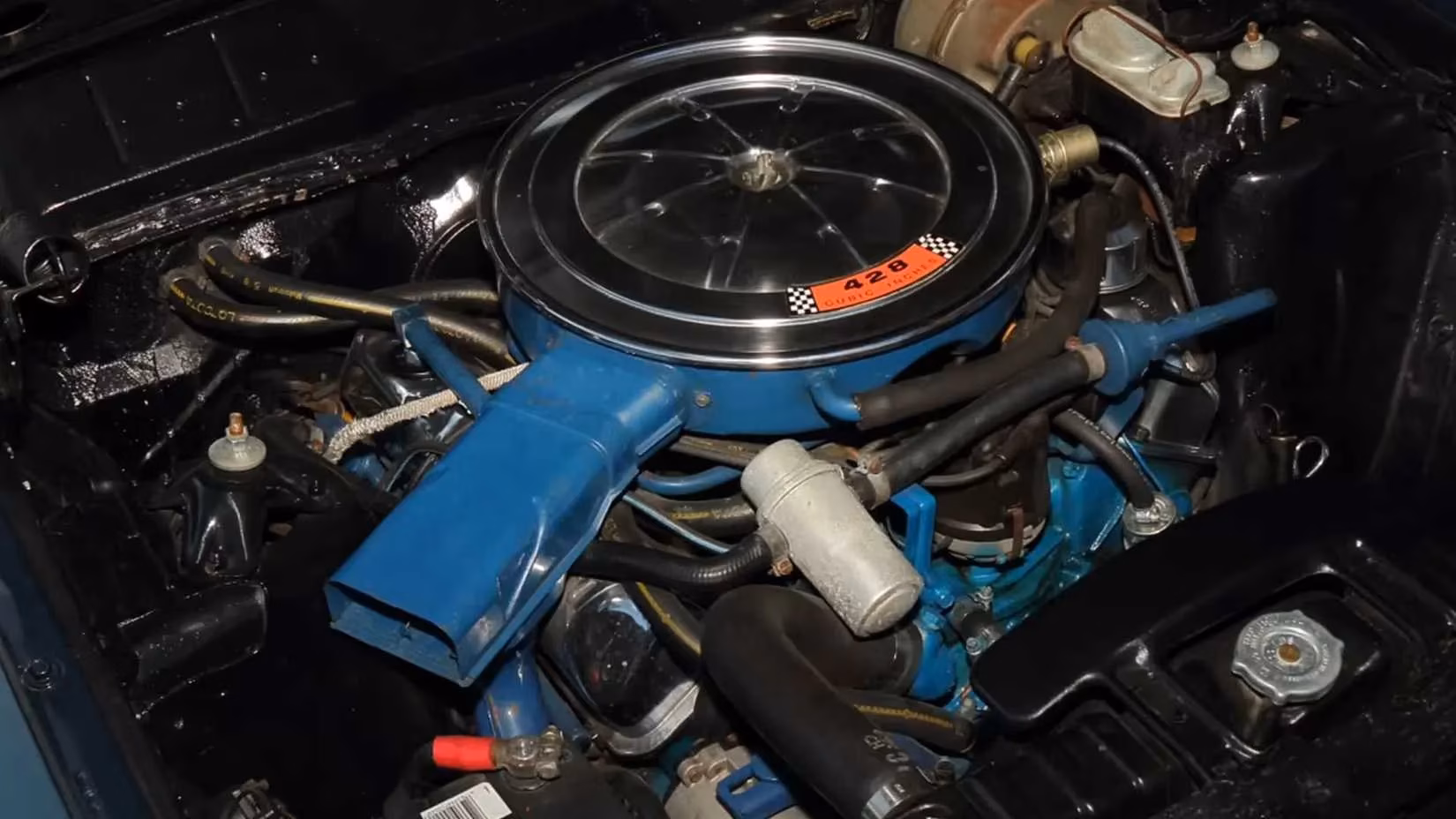 the-ford-torino-america-s-midsize-monster-that-roasted-asphalt-and-reigned-supreme-image-1
