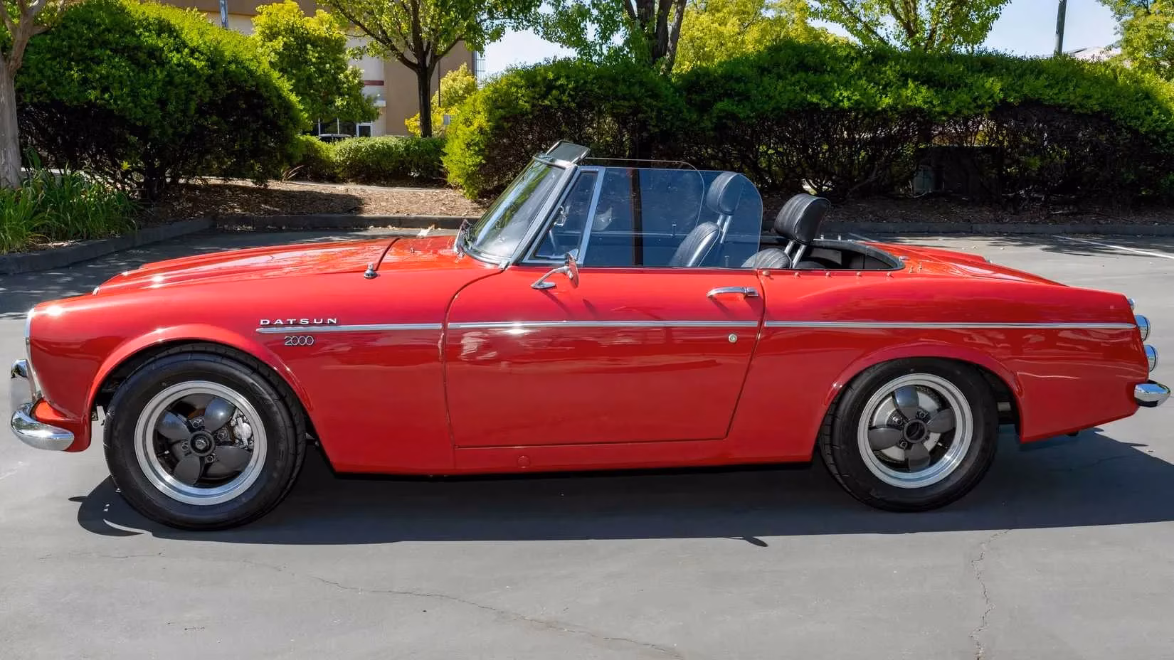 the-forgotten-legend-how-the-1967-datsun-2000-roadster-silently-built-japan-s-performance-empire-image-2