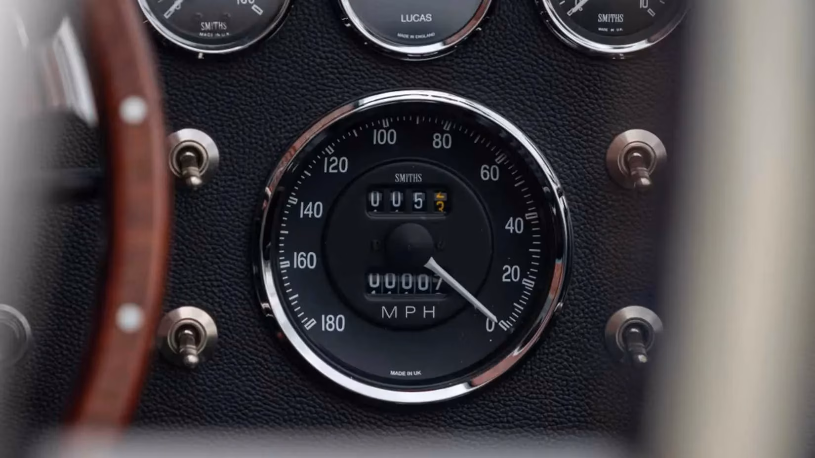 how-the-1965-shelby-cobra-427-became-america-s-ultimate-60s-supercar-image-2