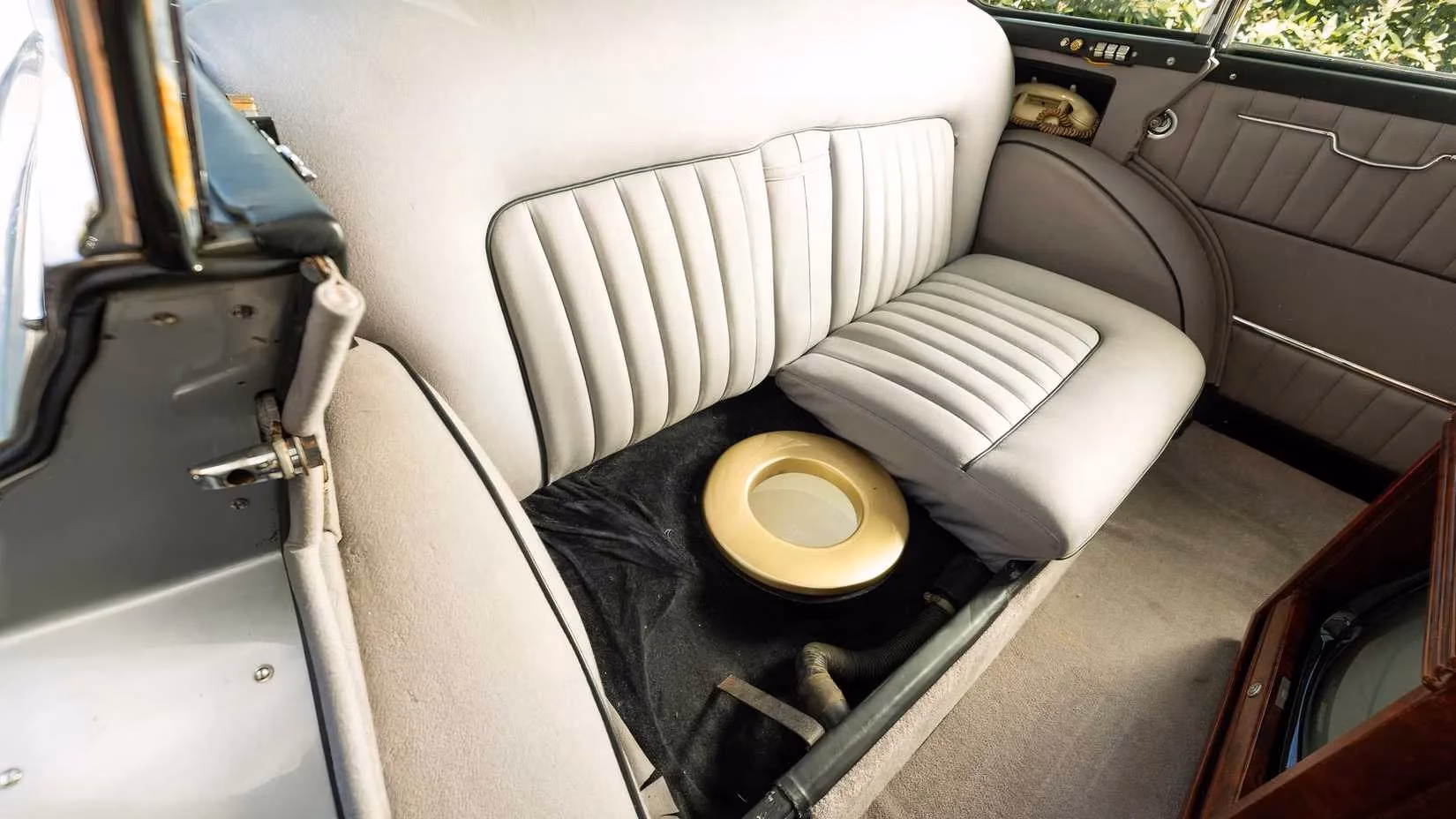 joseph-mascuch-s-toilet-equipped-rolls-royce-the-wildest-silver-wraith-story-image-2