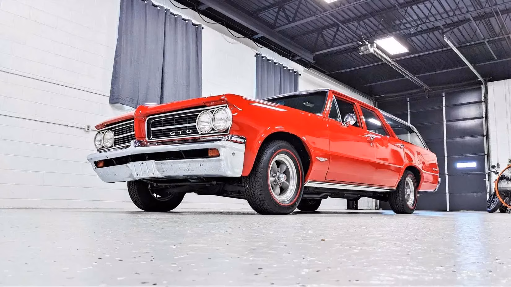 the-1964-pontiac-tempest-lemans-safari-wagon-the-muscle-car-disguised-as-a-family-hauler-image-3