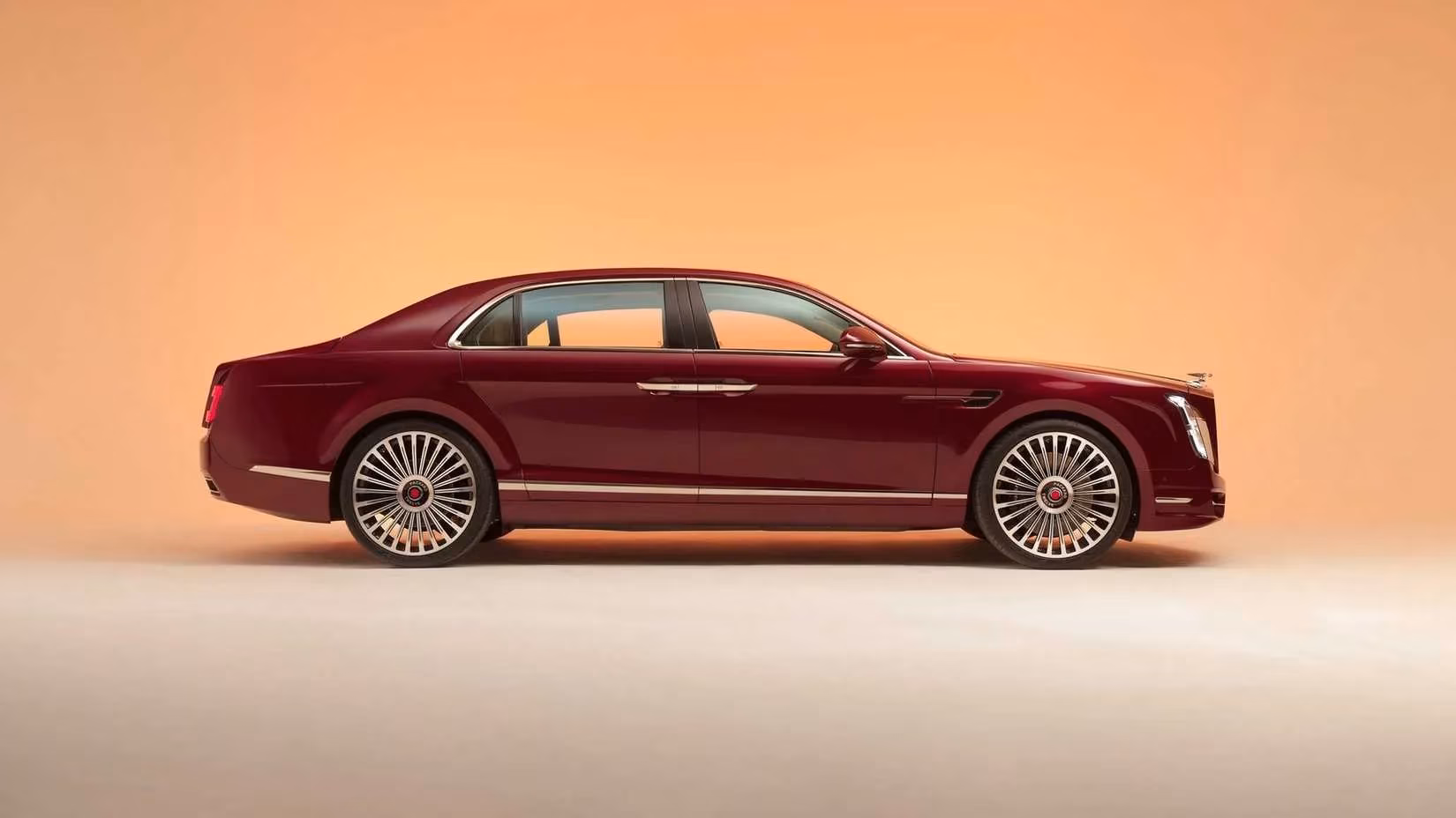 the-resurrected-elegance-driving-a-coachbuilt-packard-dream-in-2025-image-1