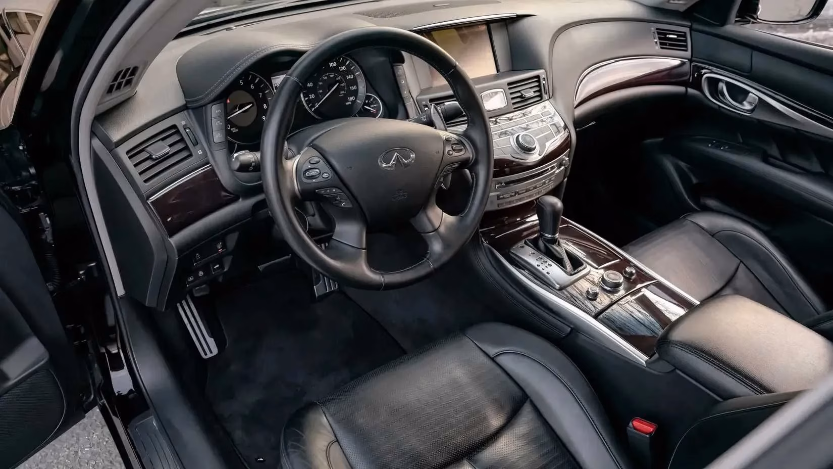 the-forgotten-japanese-v8-sedan-that-still-outruns-muscle-cars-in-2026-image-2