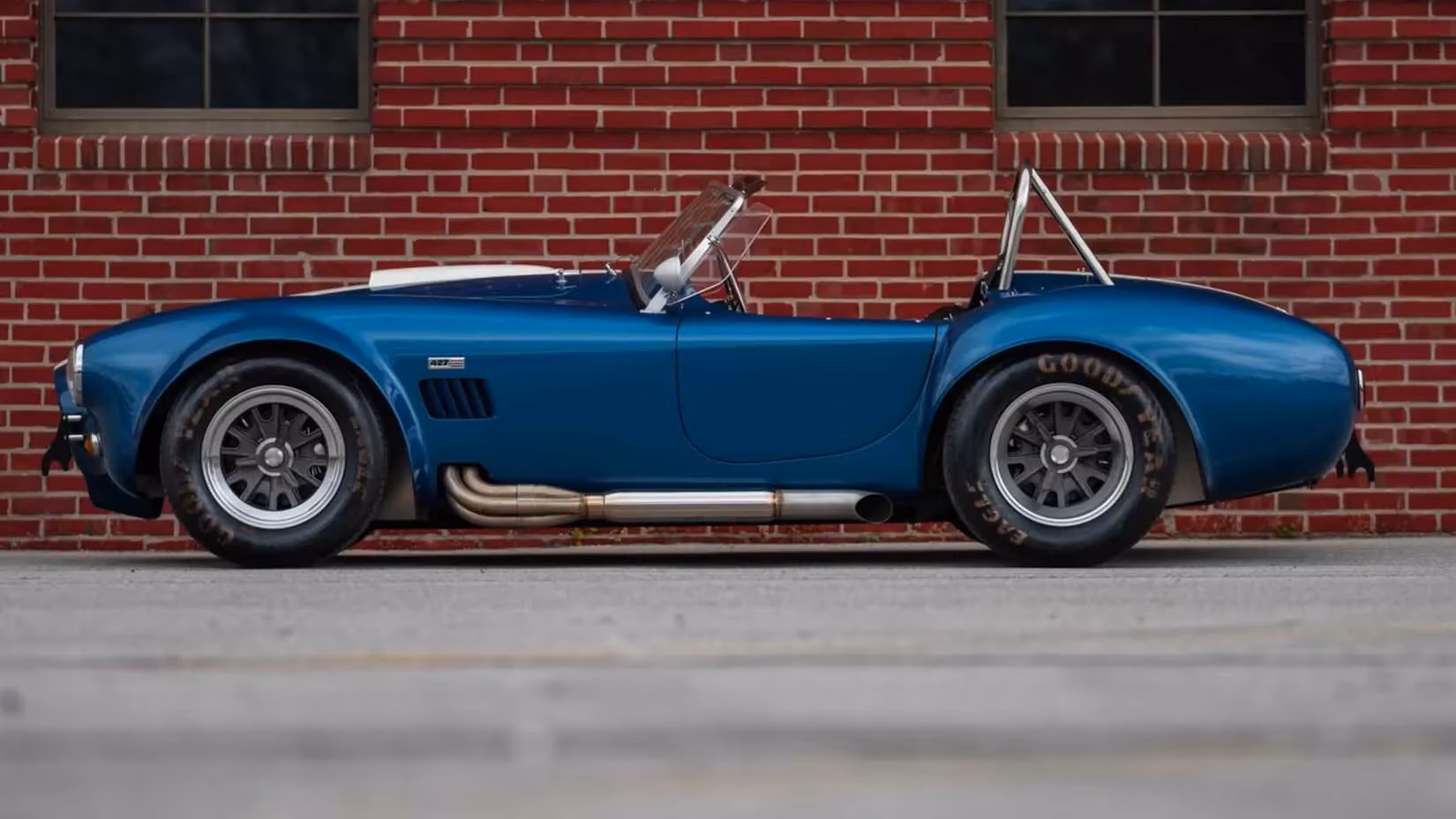 how-the-1965-shelby-cobra-427-became-america-s-ultimate-60s-supercar-image-4