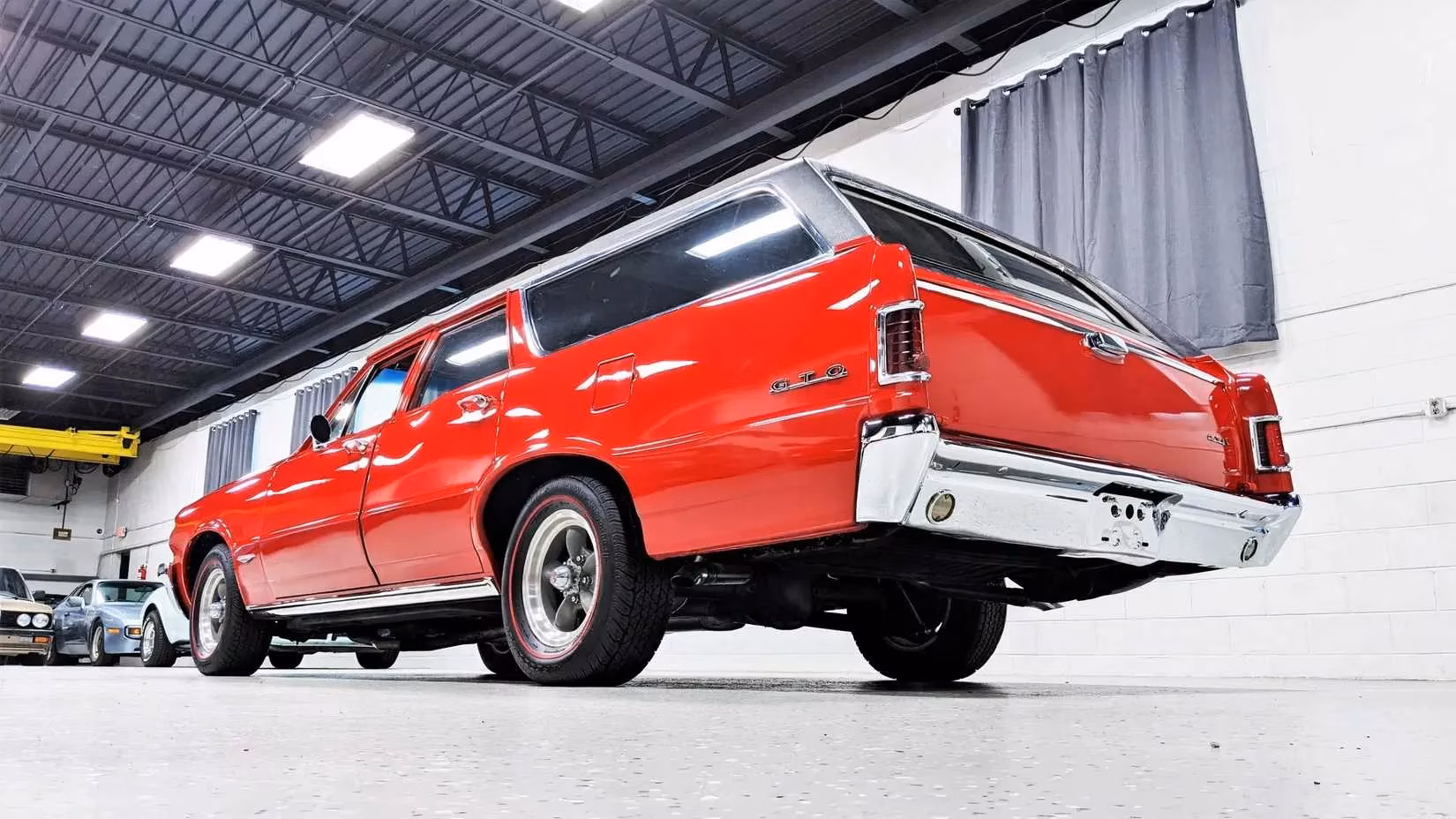 the-1964-pontiac-tempest-lemans-safari-wagon-the-muscle-car-disguised-as-a-family-hauler-image-2